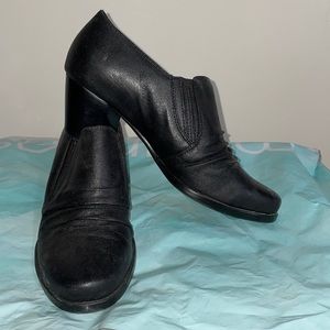 Dress shoes. Women’s size 8m.